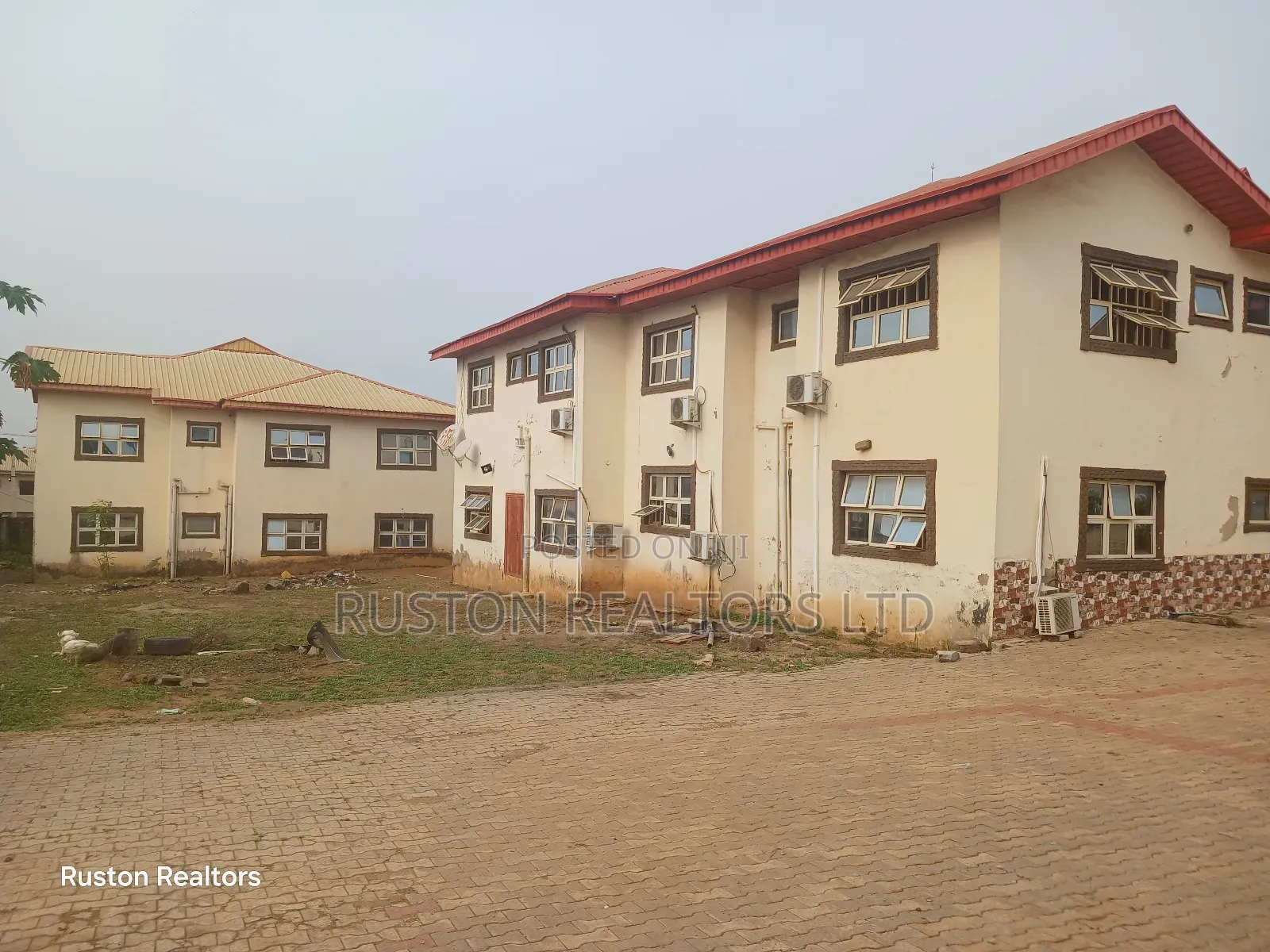 32 Rooms Luxury Hotel