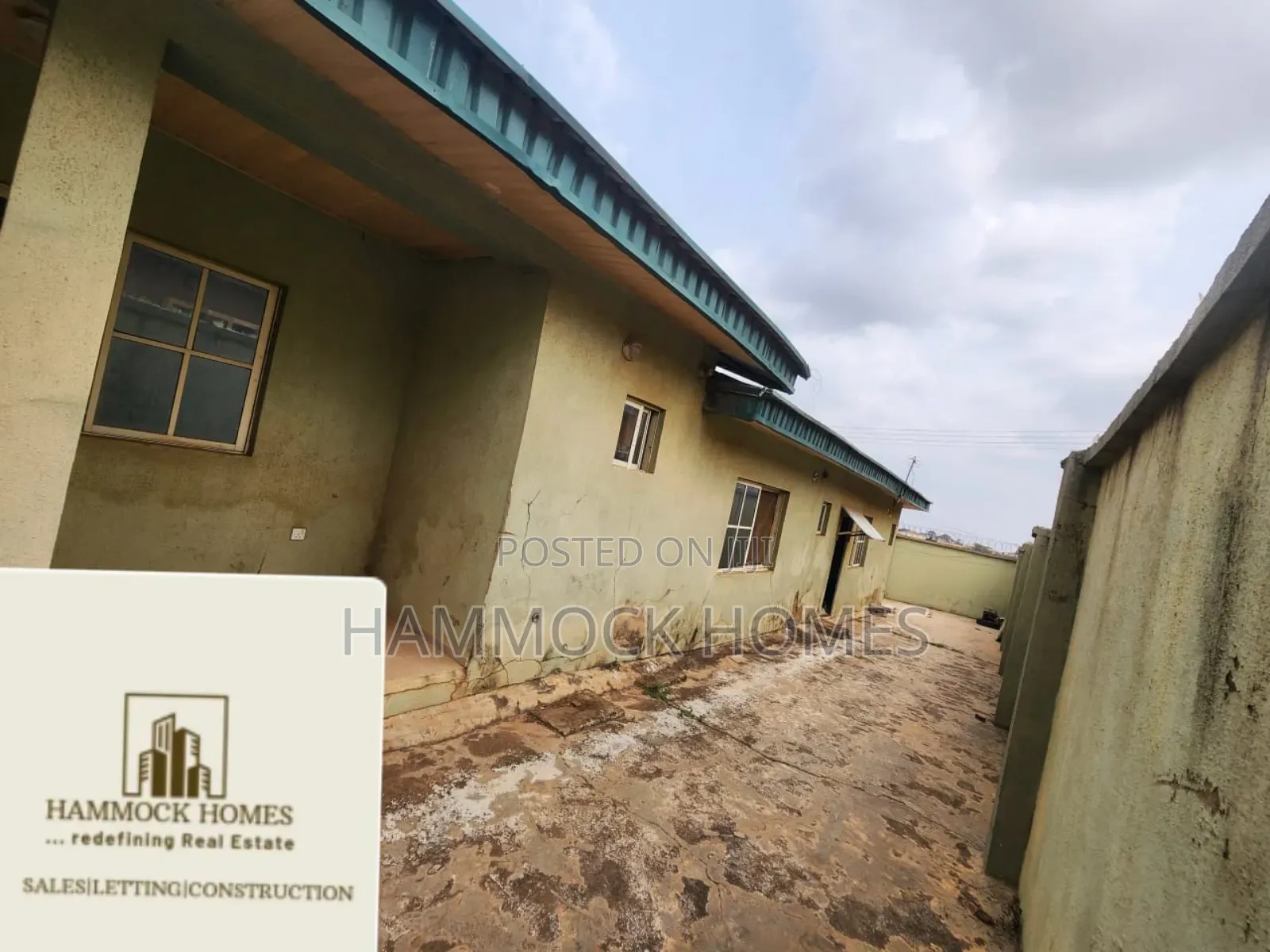 6bdrm Bungalow in Akala Estate, Akobo for sale