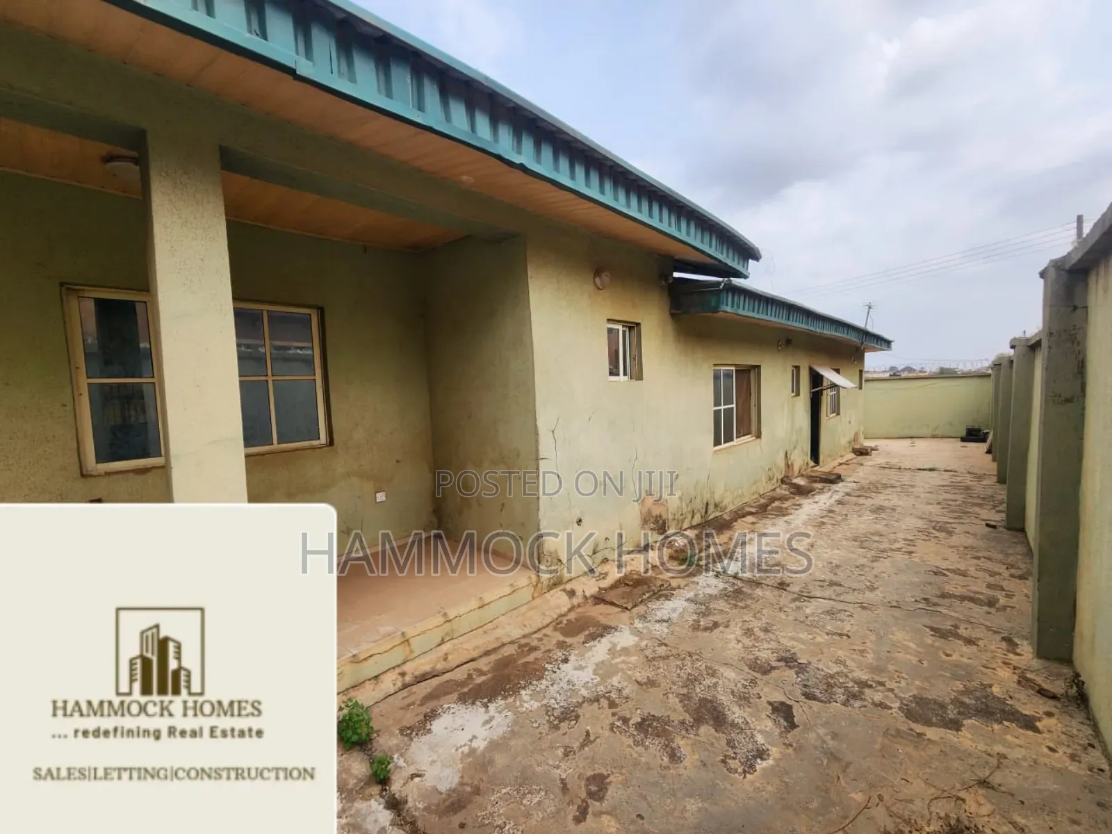 6bdrm Bungalow in Akala Estate, Akobo for sale