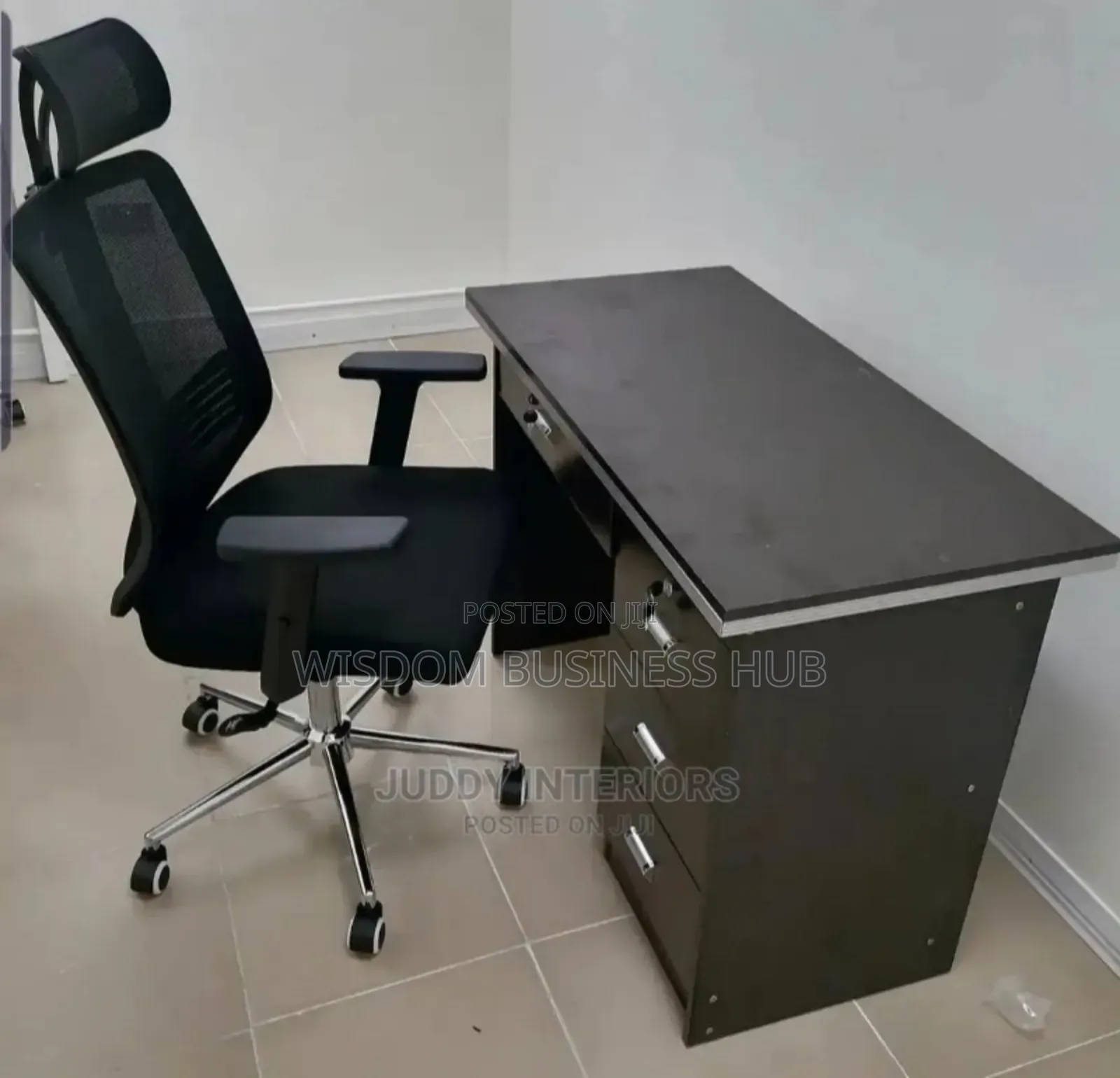 Swivel Office Chair and Table for Office Use