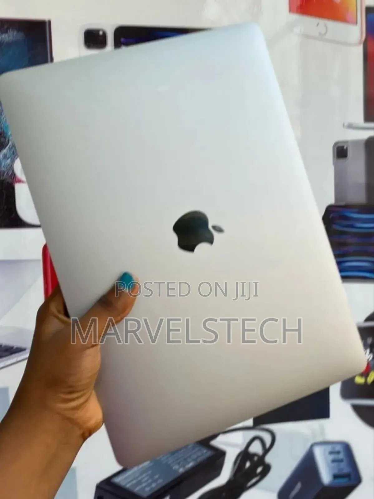 Laptop Apple MacBook Pro 2022 M2 8GB Apple M2 SSD 256GB