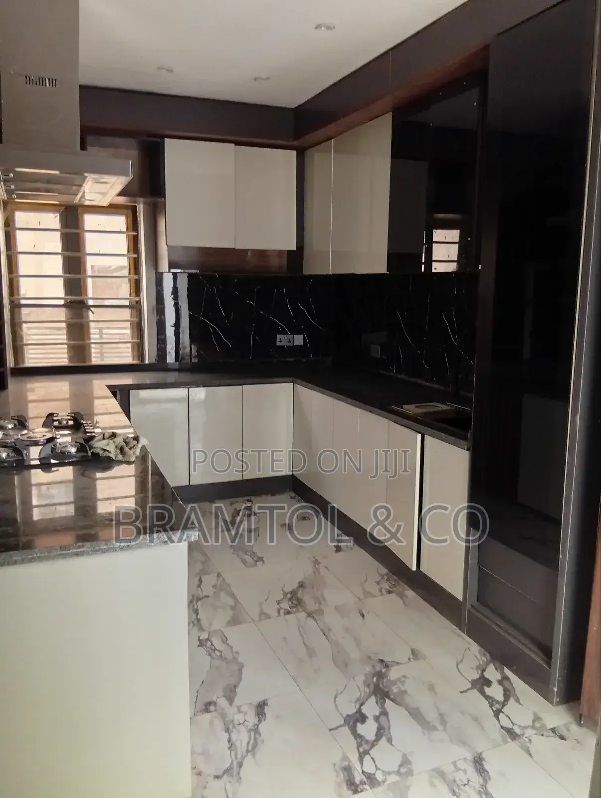 4bdrm Duplex in Sabon Lugbe for sale