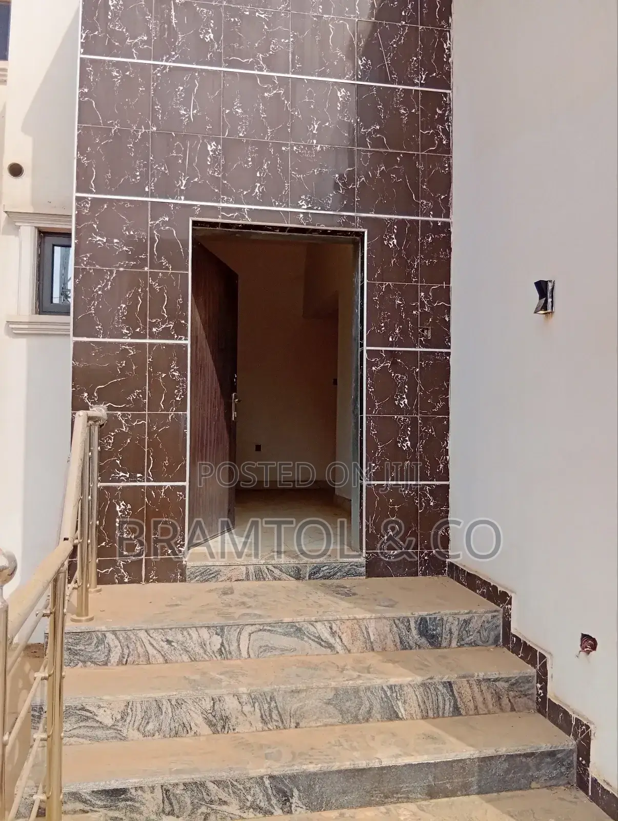 5bdrm Duplex in Sabon Lugbe for sale