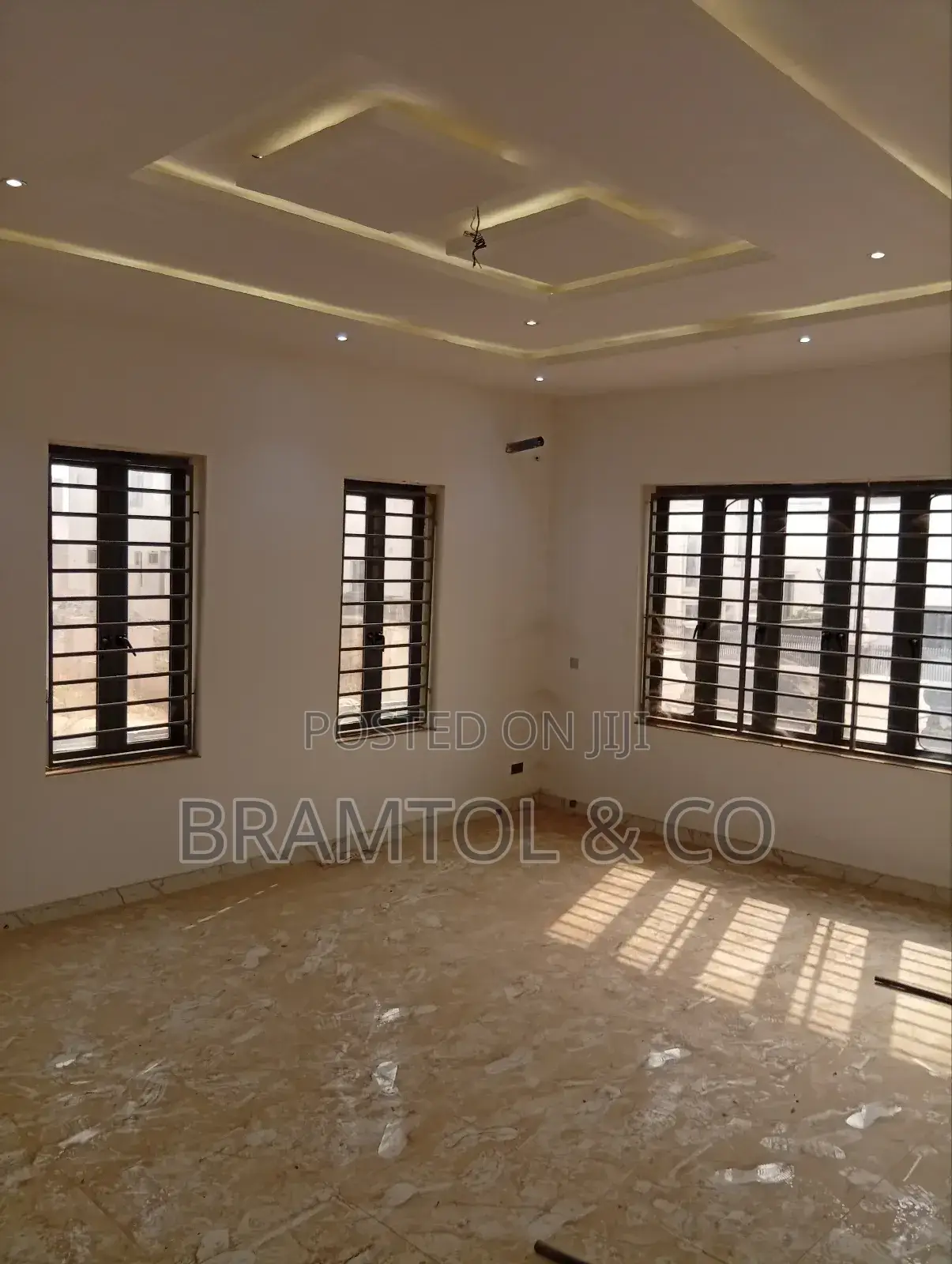 5bdrm Duplex in Sabon Lugbe for sale