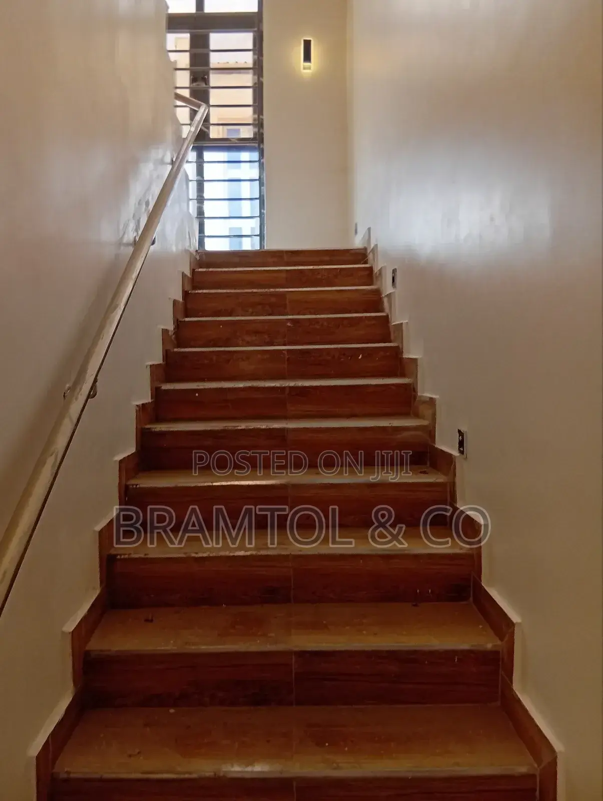 5bdrm Duplex in Sabon Lugbe for sale