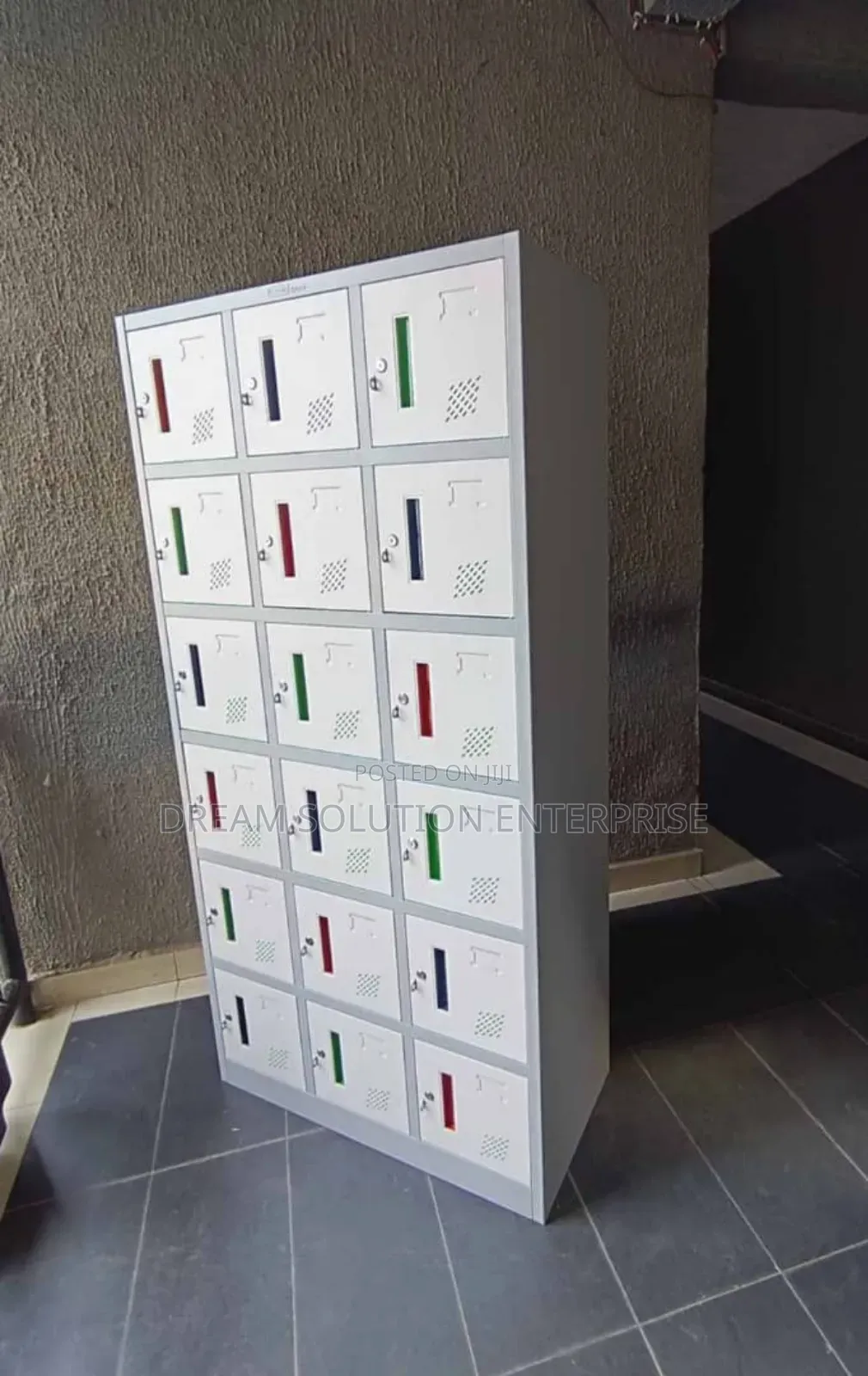 18 Lockers Door