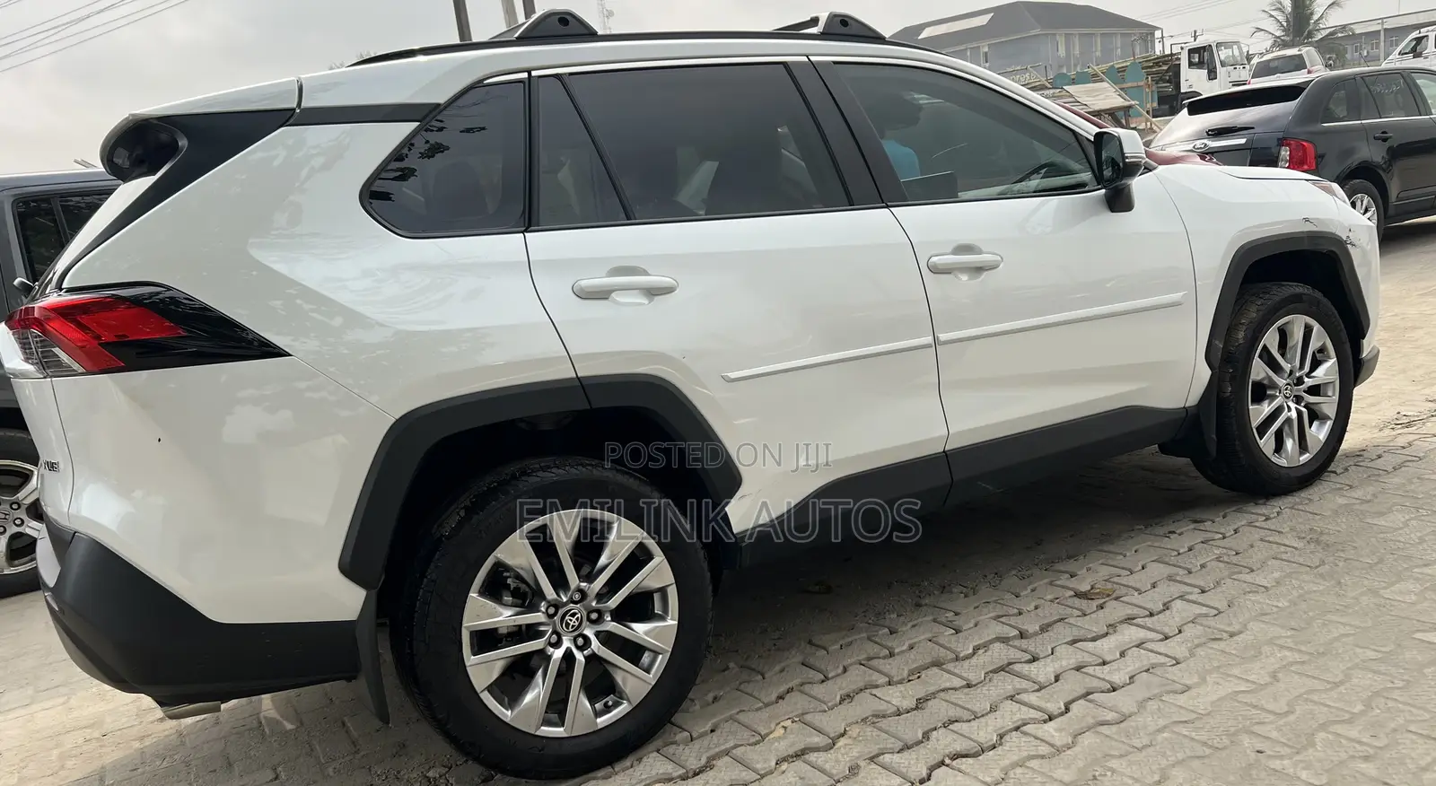 Toyota RAV4 XLE Premium AWD 2024 White
