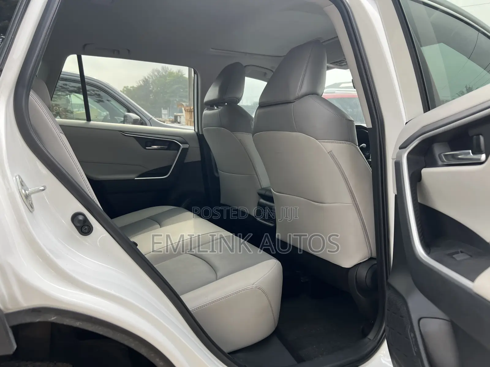 Toyota RAV4 XLE Premium AWD 2024 White