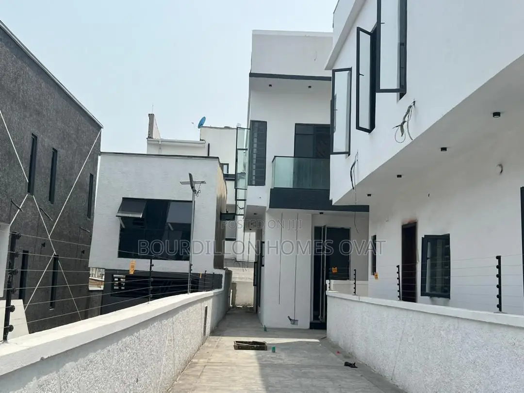 4bdrm Duplex in Ikota for sale