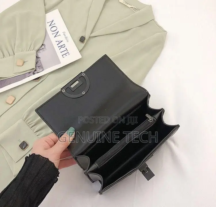 New In 🌹🌹🌹🥰🥰  Square Shoulder Chain Cross Bag🥵🔥🖤