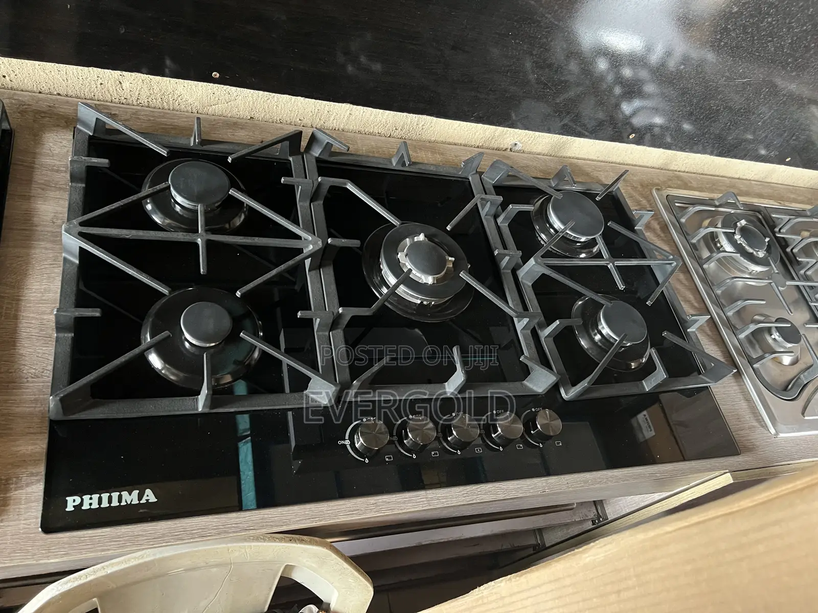 5 Burner In Built Cooker With Automatic Ignition Available