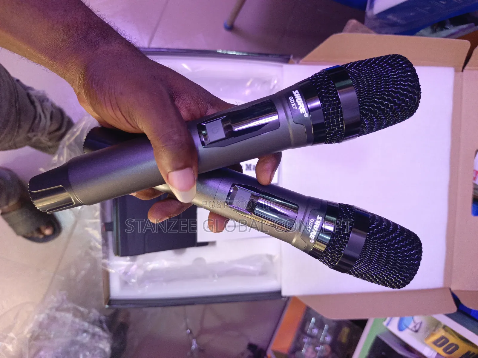 Shure Dgx7 Wireless Microphone With 2 Mics