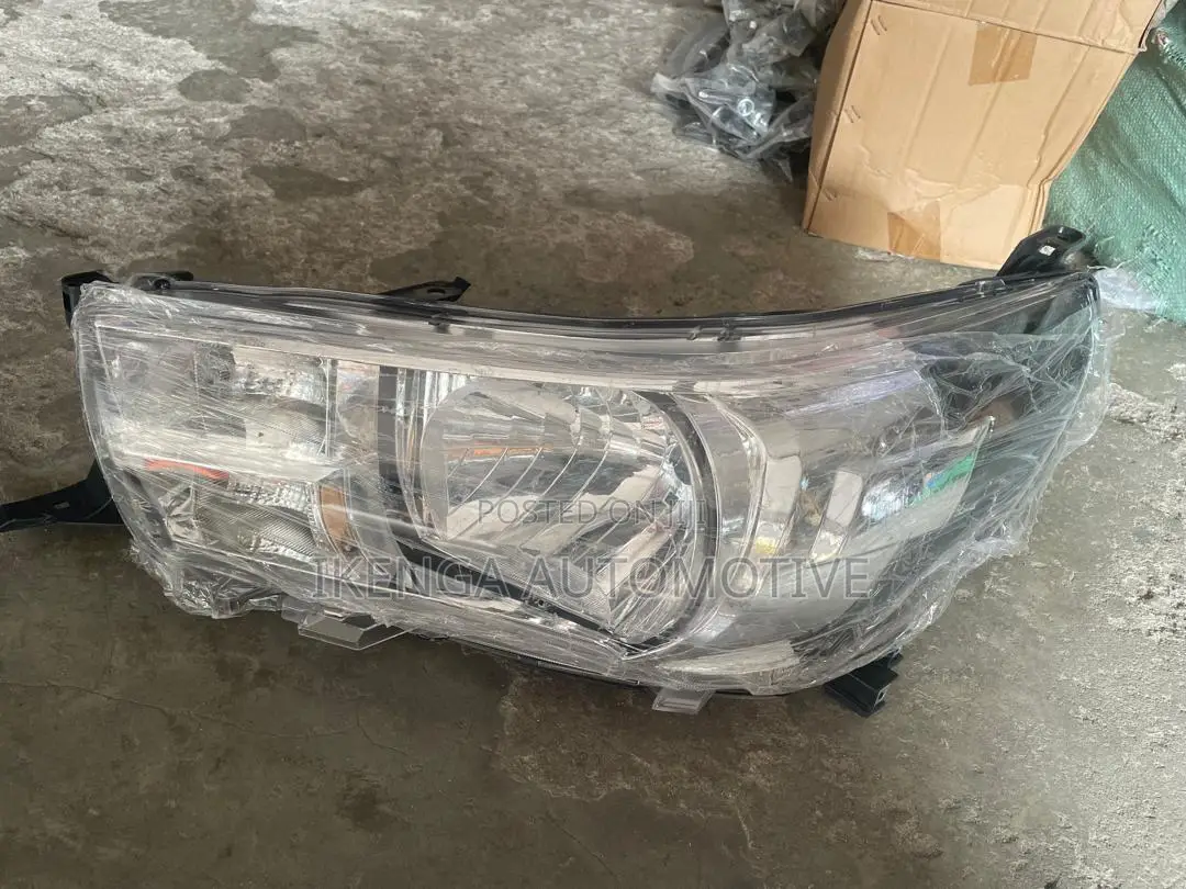 Headlight Toyota Hilux 2015