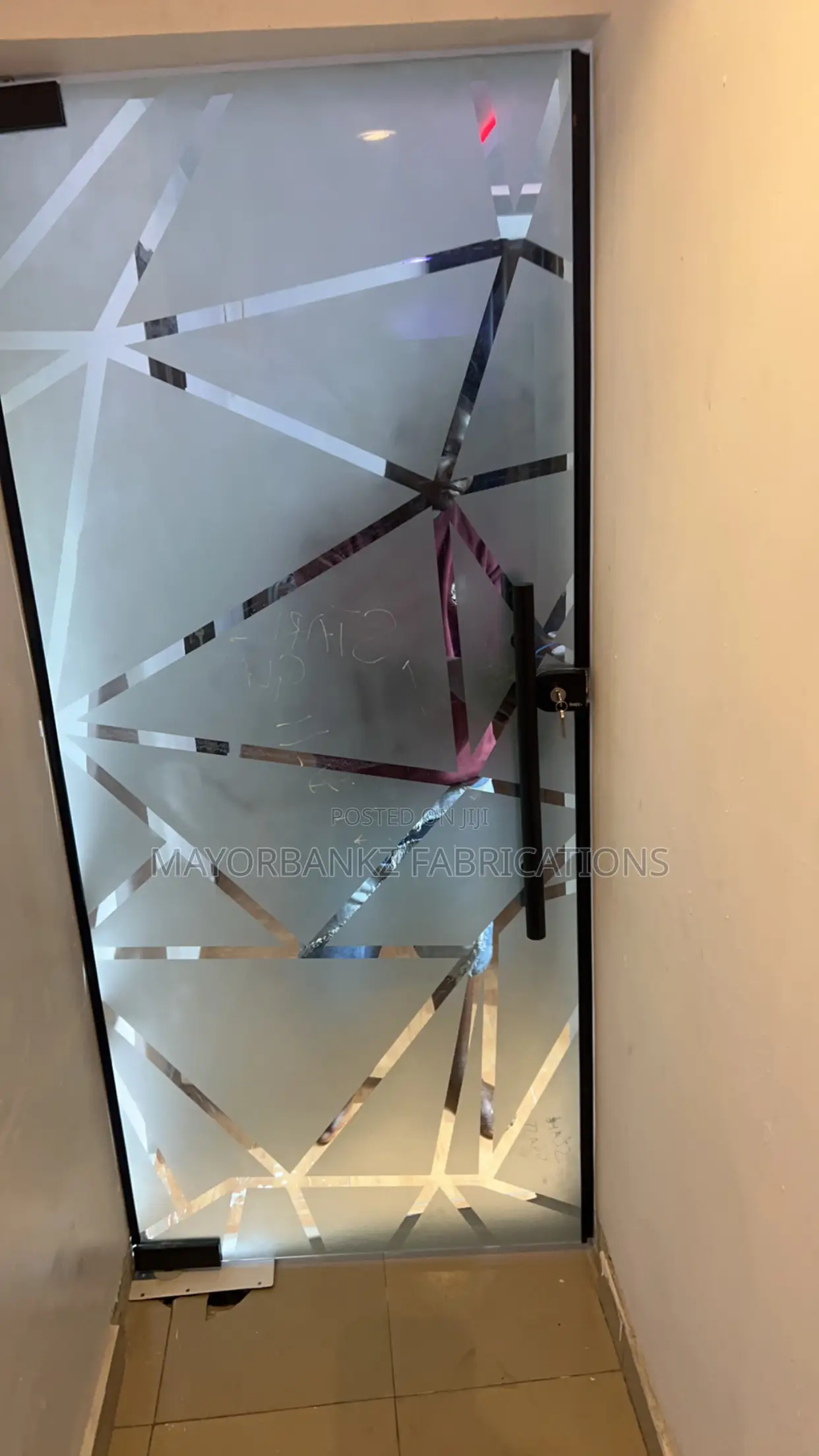 Frameless Glass Door With Frosted Effects