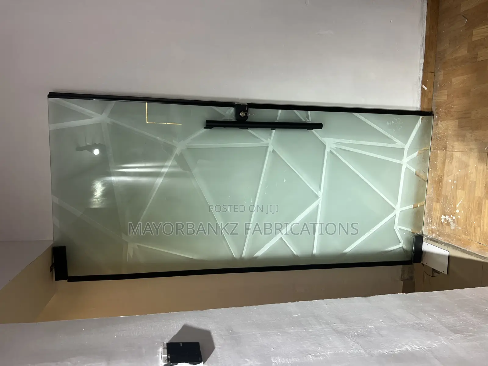 Frameless Glass Door With Frosted Effects