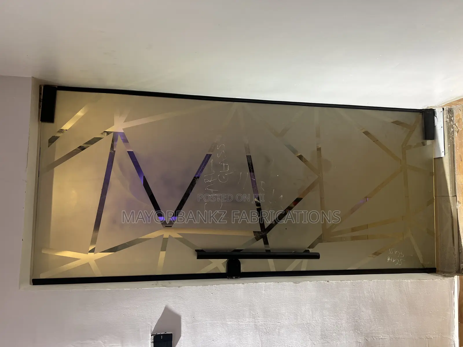 Frameless Glass Door With Frosted Effects