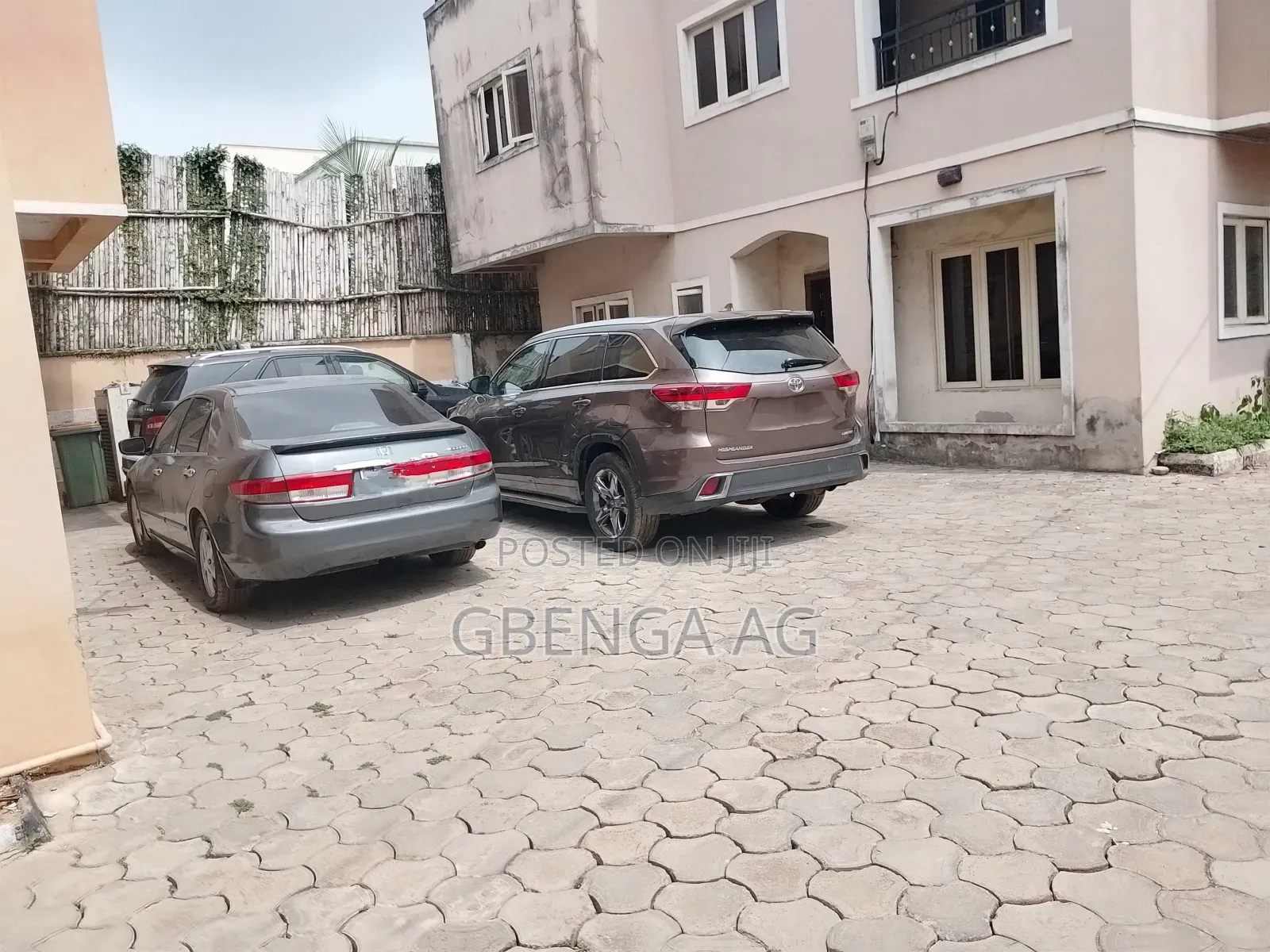 5bdrm Duplex in Gra for sale