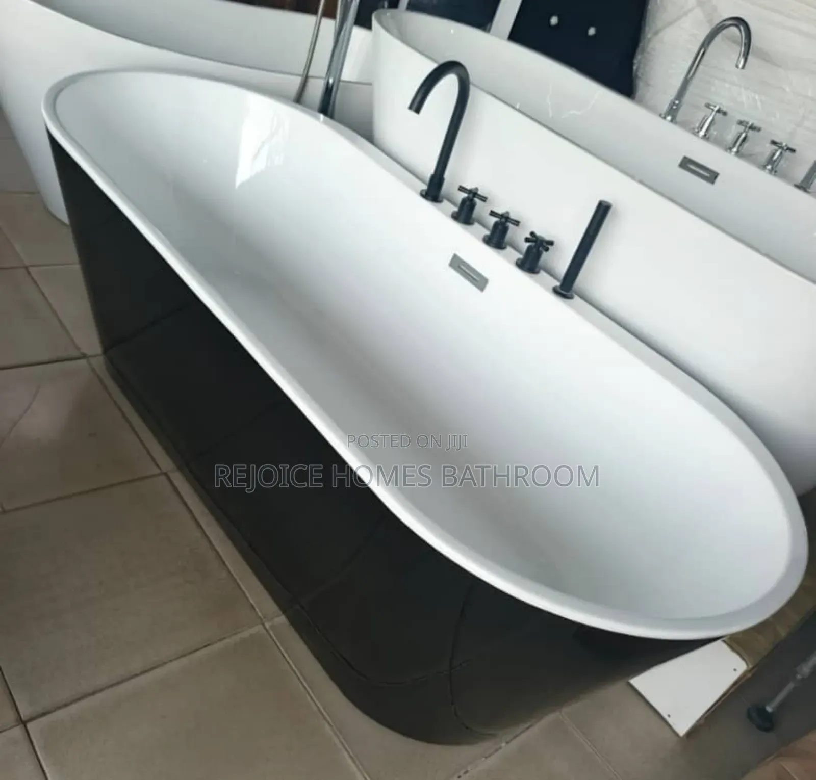 Luxury Round Black and White Bathtub With Mixer