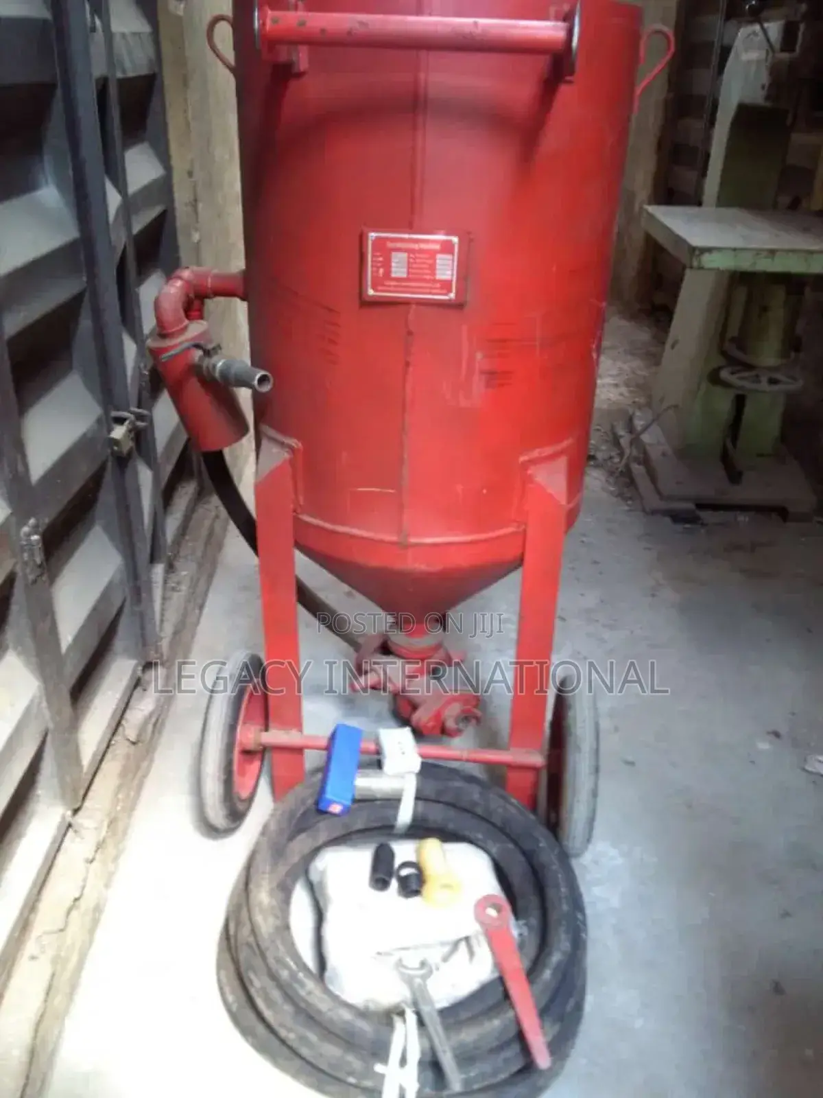 Sand Blasting Pot 200l