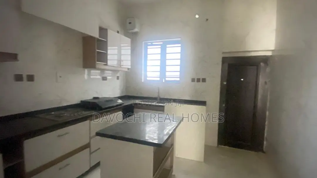 4bdrm Duplex in New Road, Chevron for sale