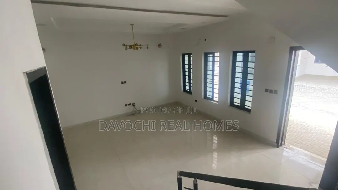 4bdrm Duplex in New Road, Chevron for sale