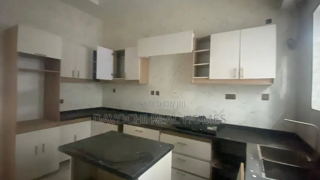 4bdrm Duplex in New Road, Chevron for sale