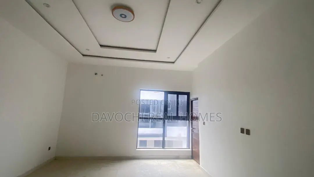 4bdrm Duplex in New Road, Chevron for sale