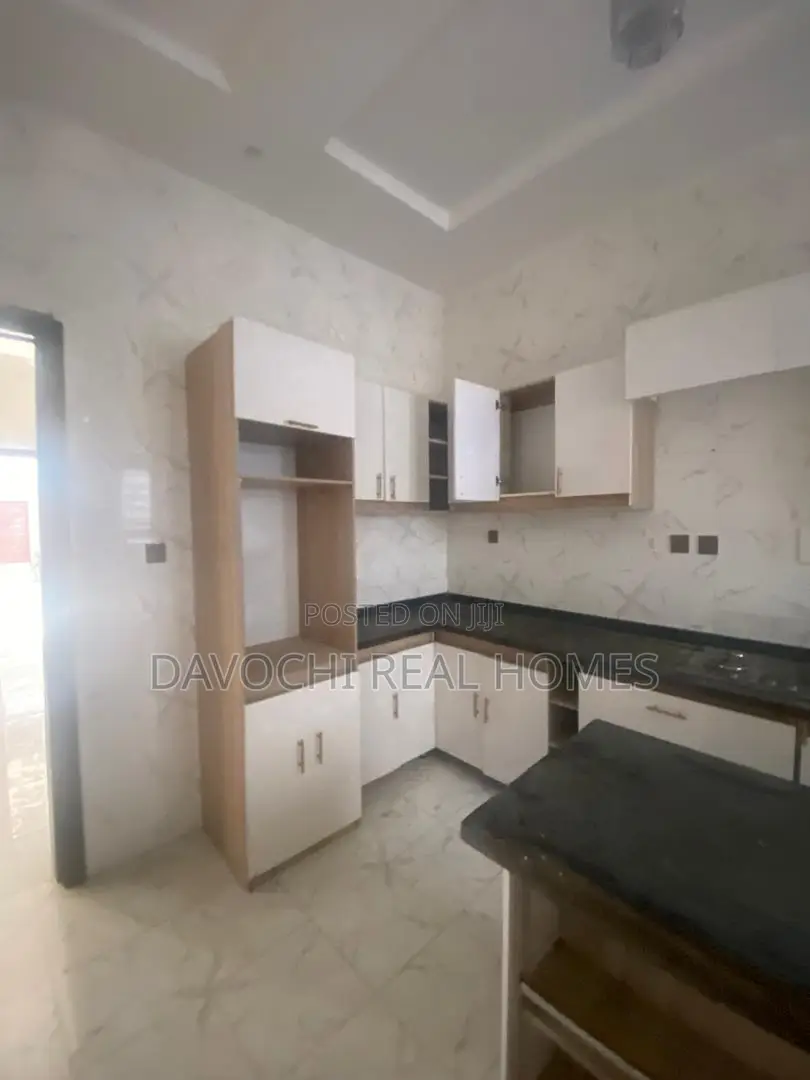 4bdrm Duplex in New Road, Chevron for sale