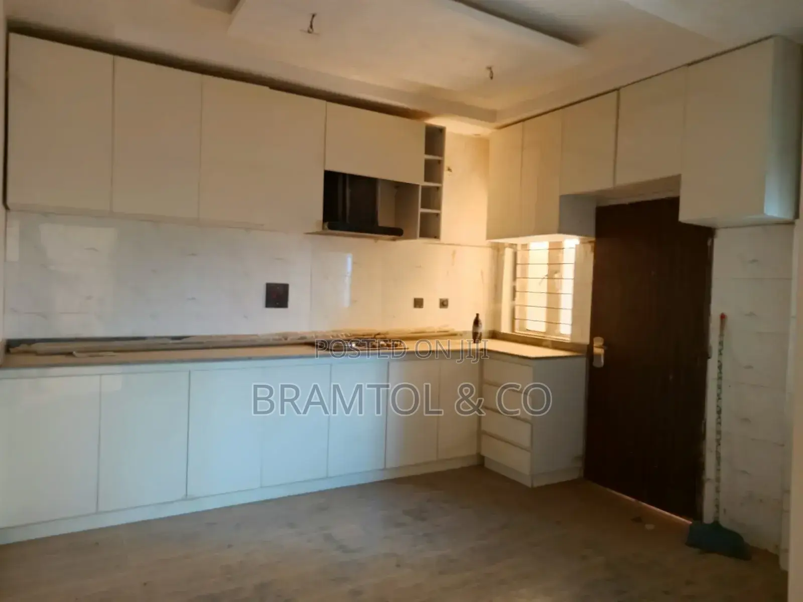 3bdrm Block Of Flats In Idu Industrial For Sale