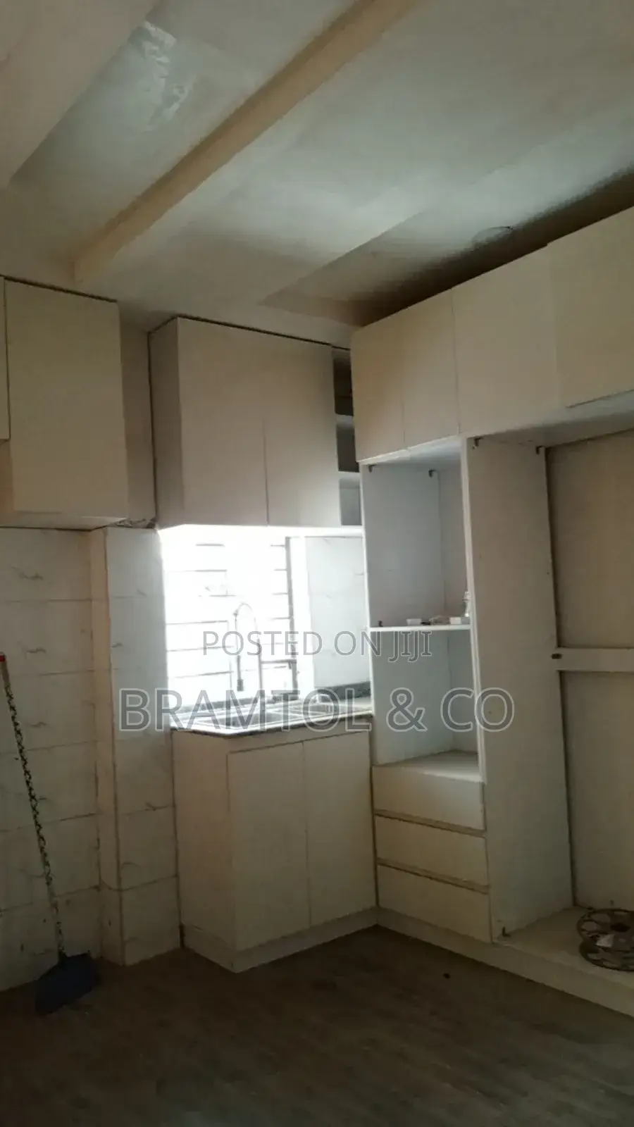 3bdrm Block Of Flats In Idu Industrial For Sale