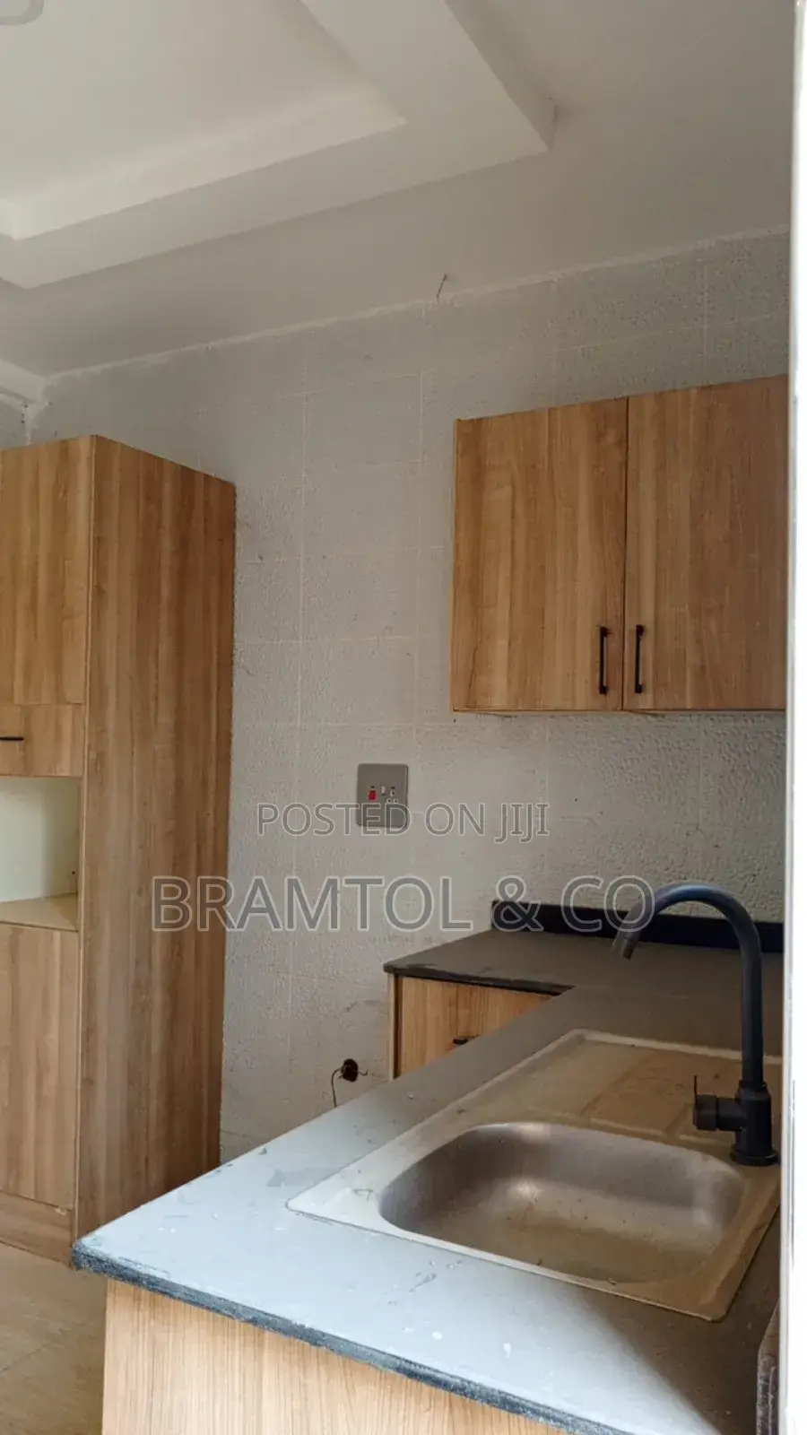 3bdrm Duplex in Idu Industrial for sale