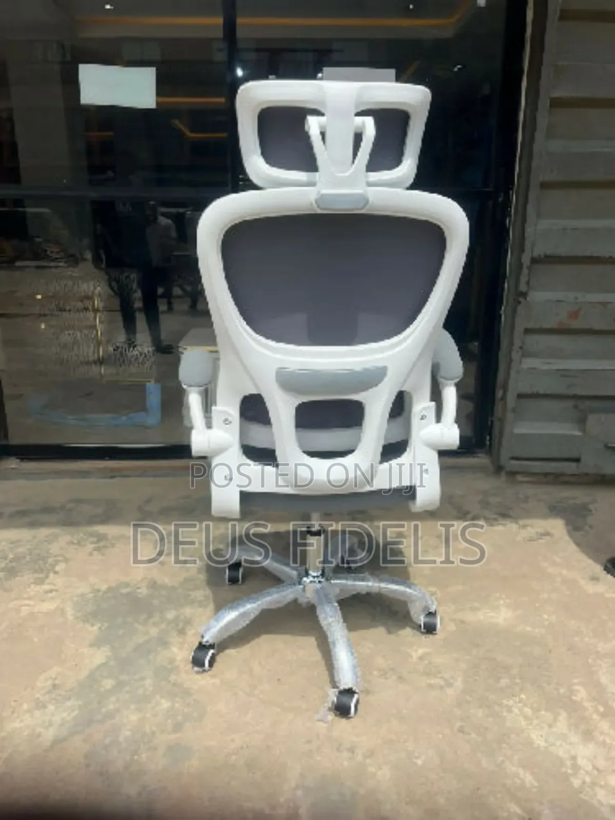 Ergonomic Office Chair With Foldable Hand