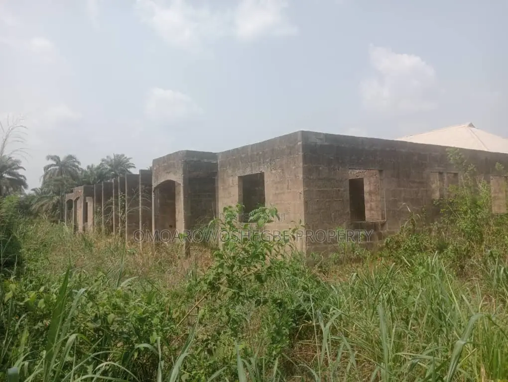 2bdrm Block of Flats in Breeders Estate, Akure for sale