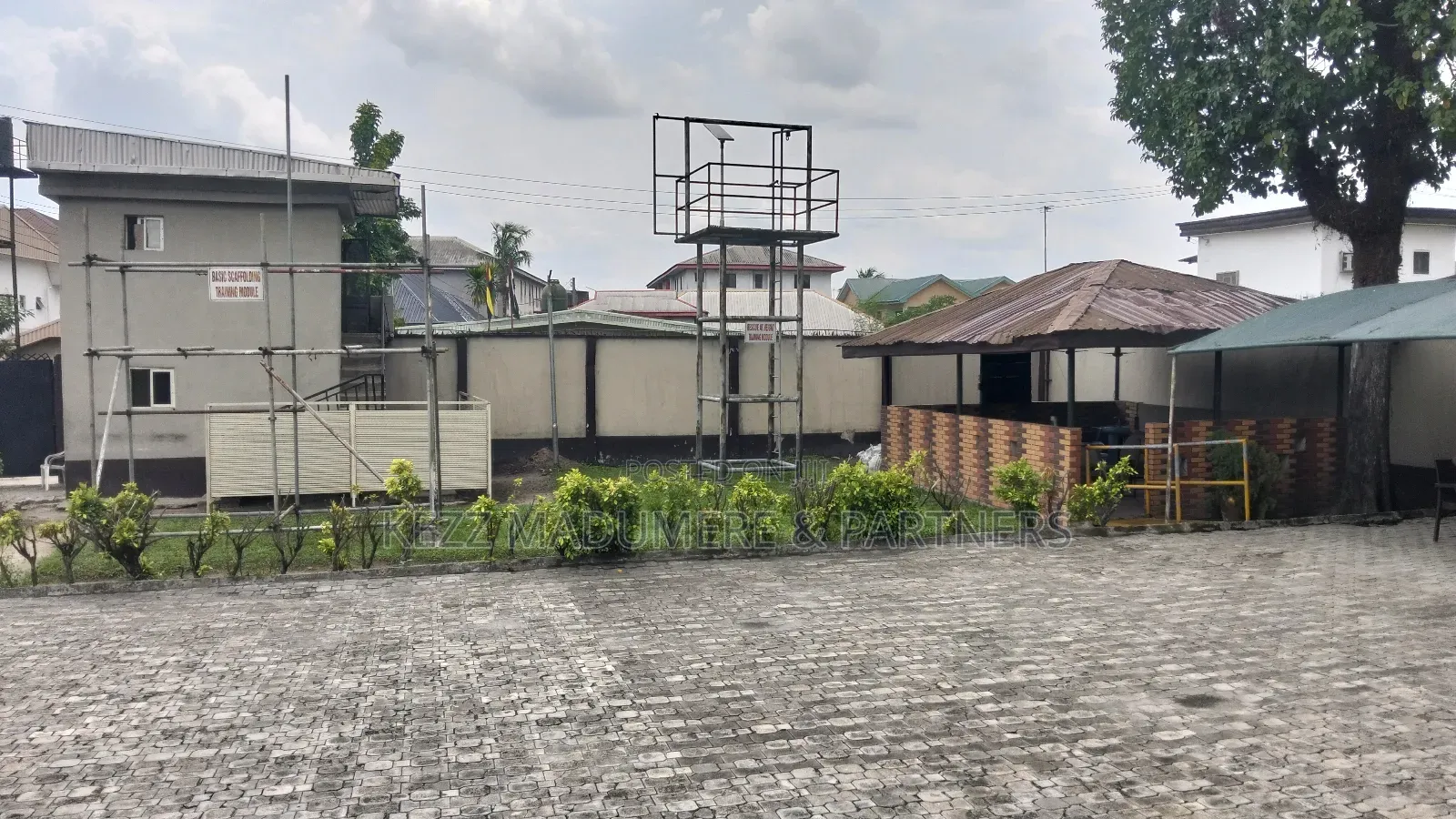 5bdrm Bungalow in Near Yakubu Gowon, Rumuomasi for sale