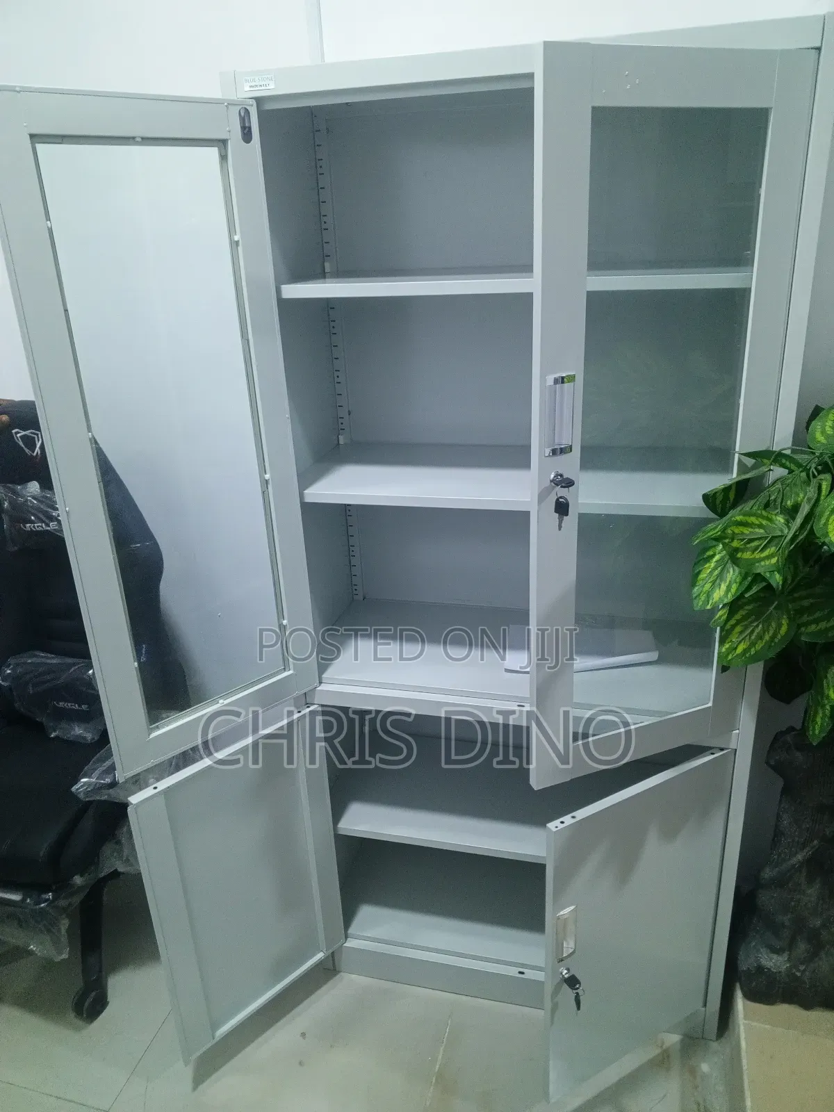 Full Height Cabine Half Glass Half Metal