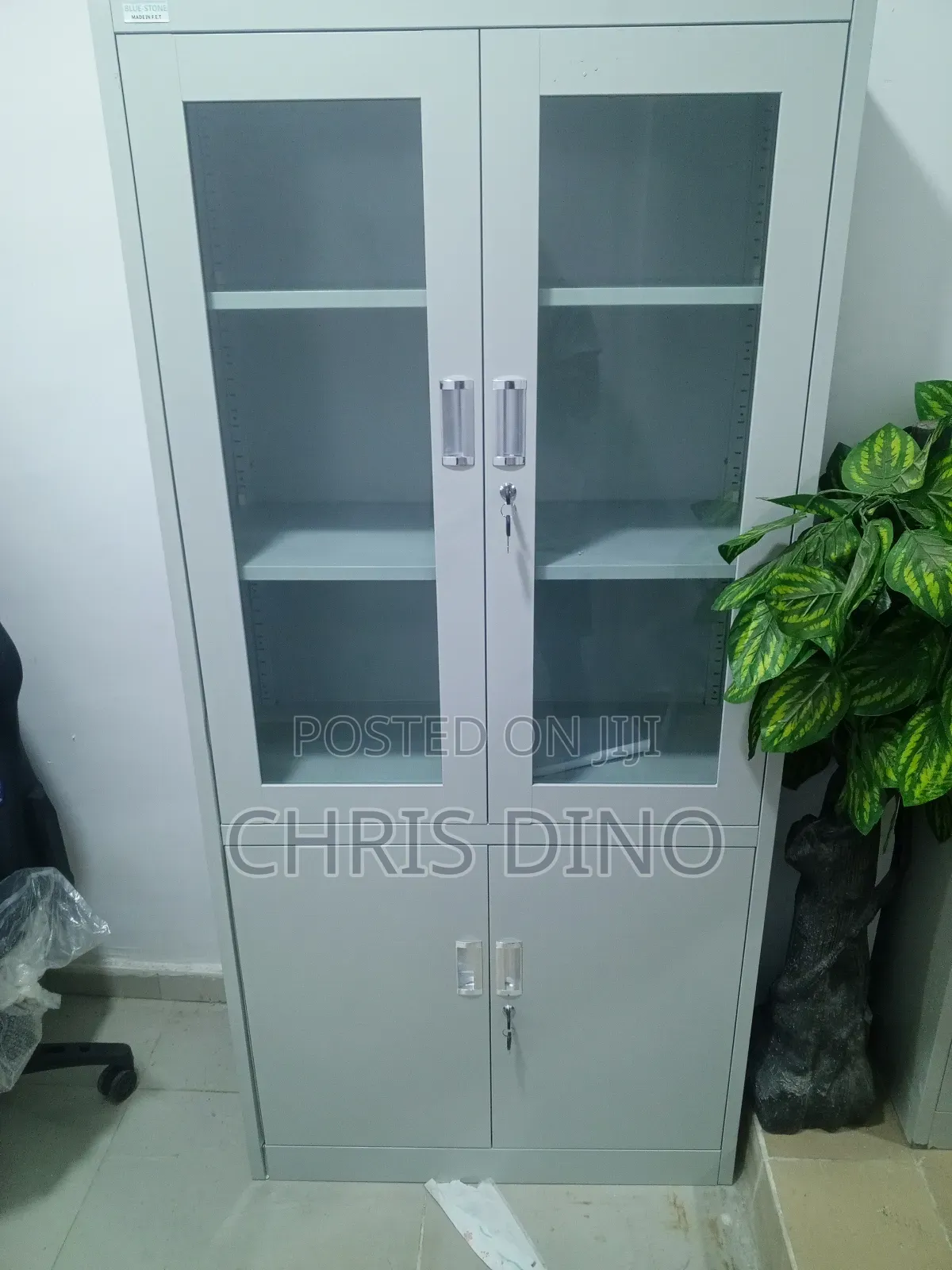 Full Height Cabine Half Glass Half Metal