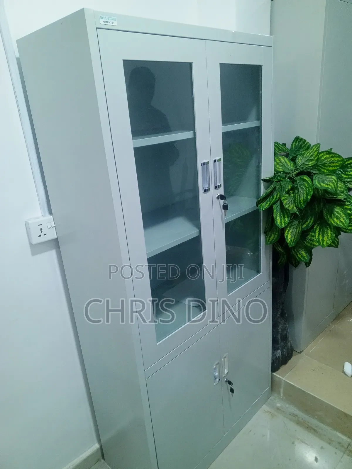 Full Height Cabine Half Glass Half Metal