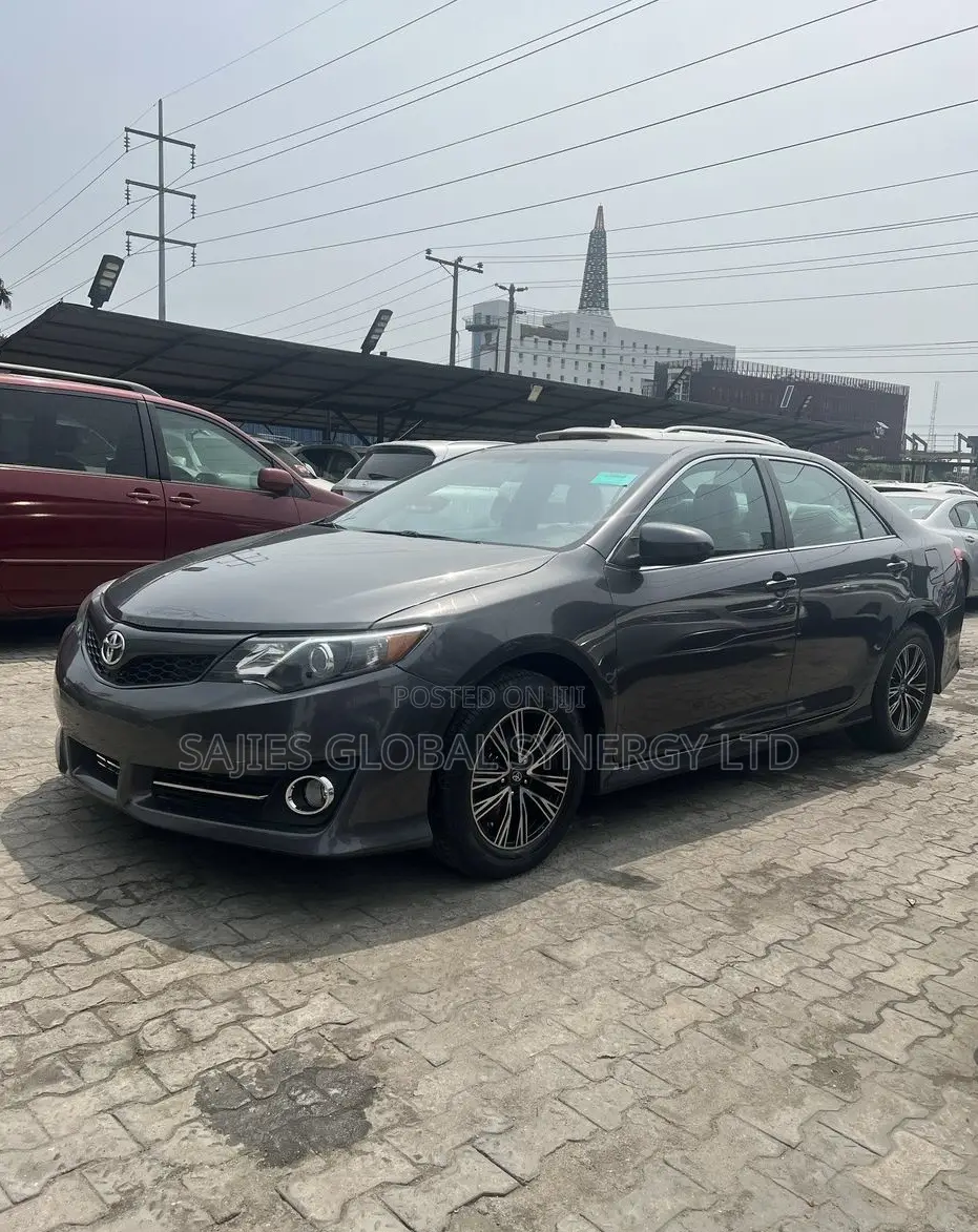 Toyota Camry SE 4dr Sedan (2.5L 4cyl 6A) 2014 Gray