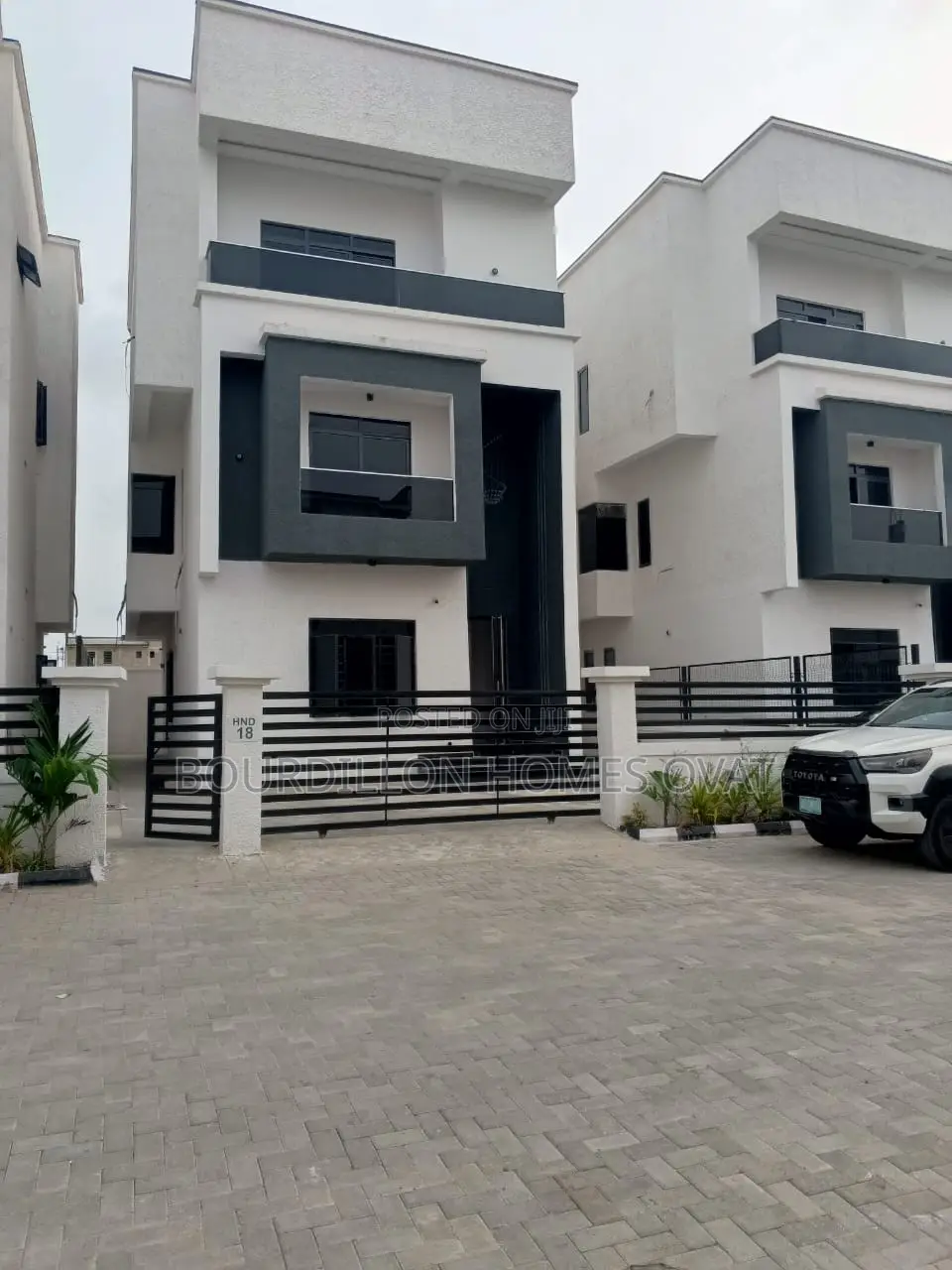 5bdrm Duplex in Ikota for sale