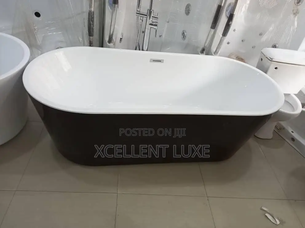 Black and White Free Standing Bathtub