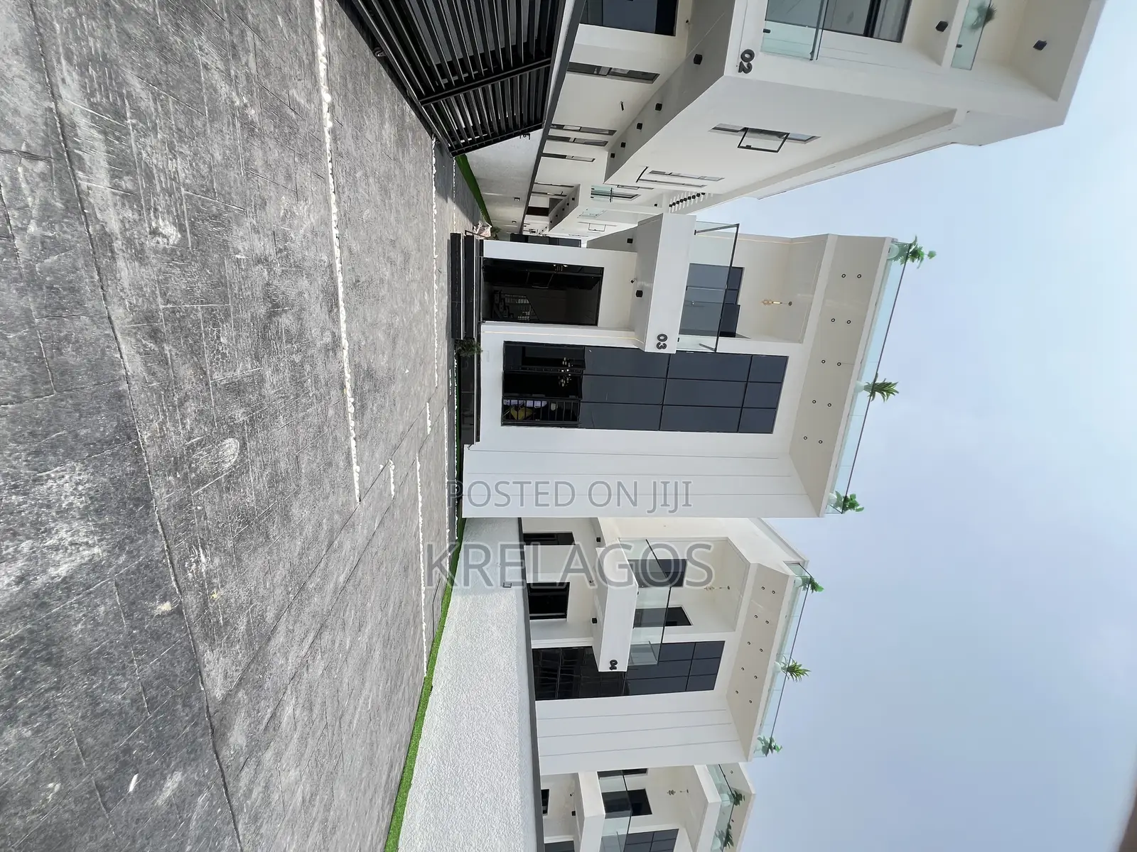 5bdrm Duplex in Chevron for sale