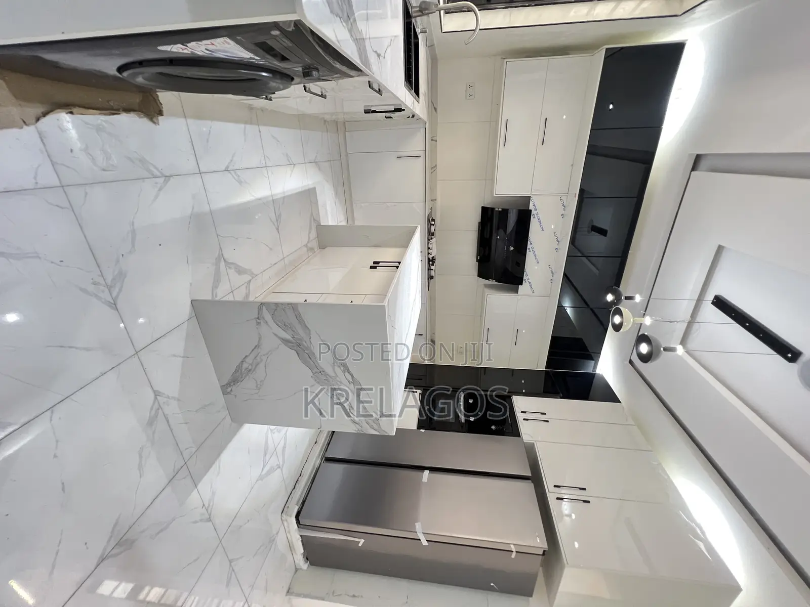 5bdrm Duplex in Chevron for sale