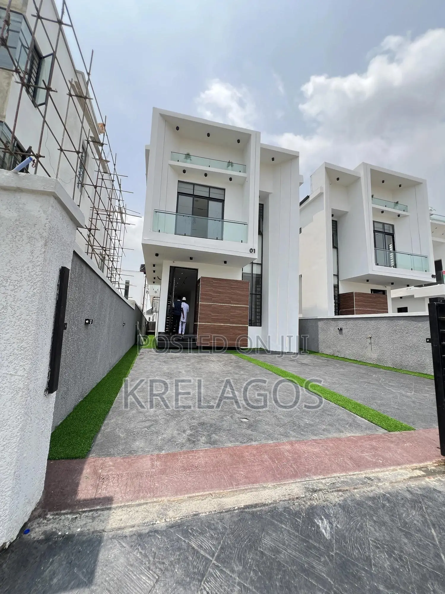 5bdrm Duplex in Chevron for sale
