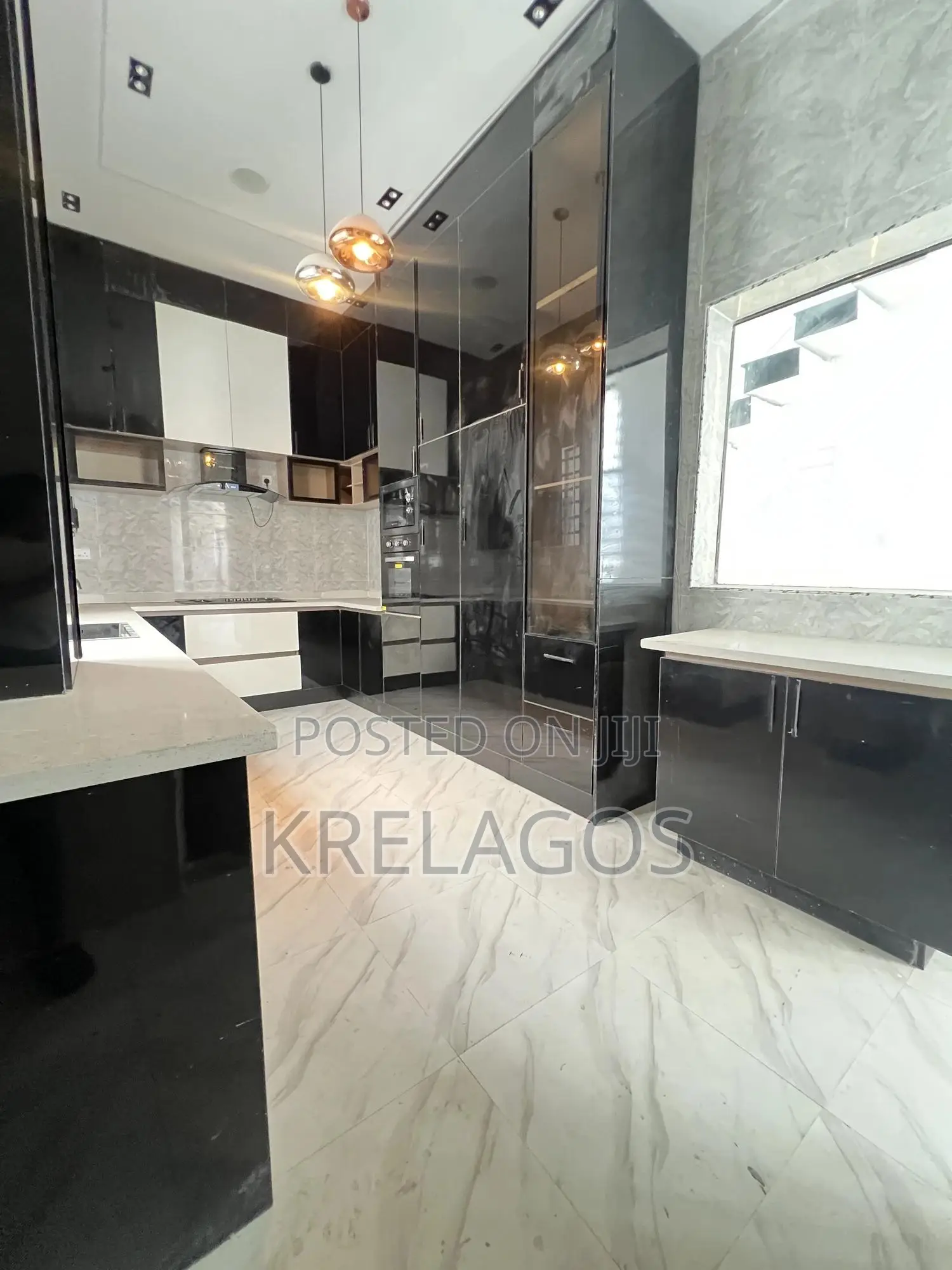 5bdrm Duplex in Chevron for sale