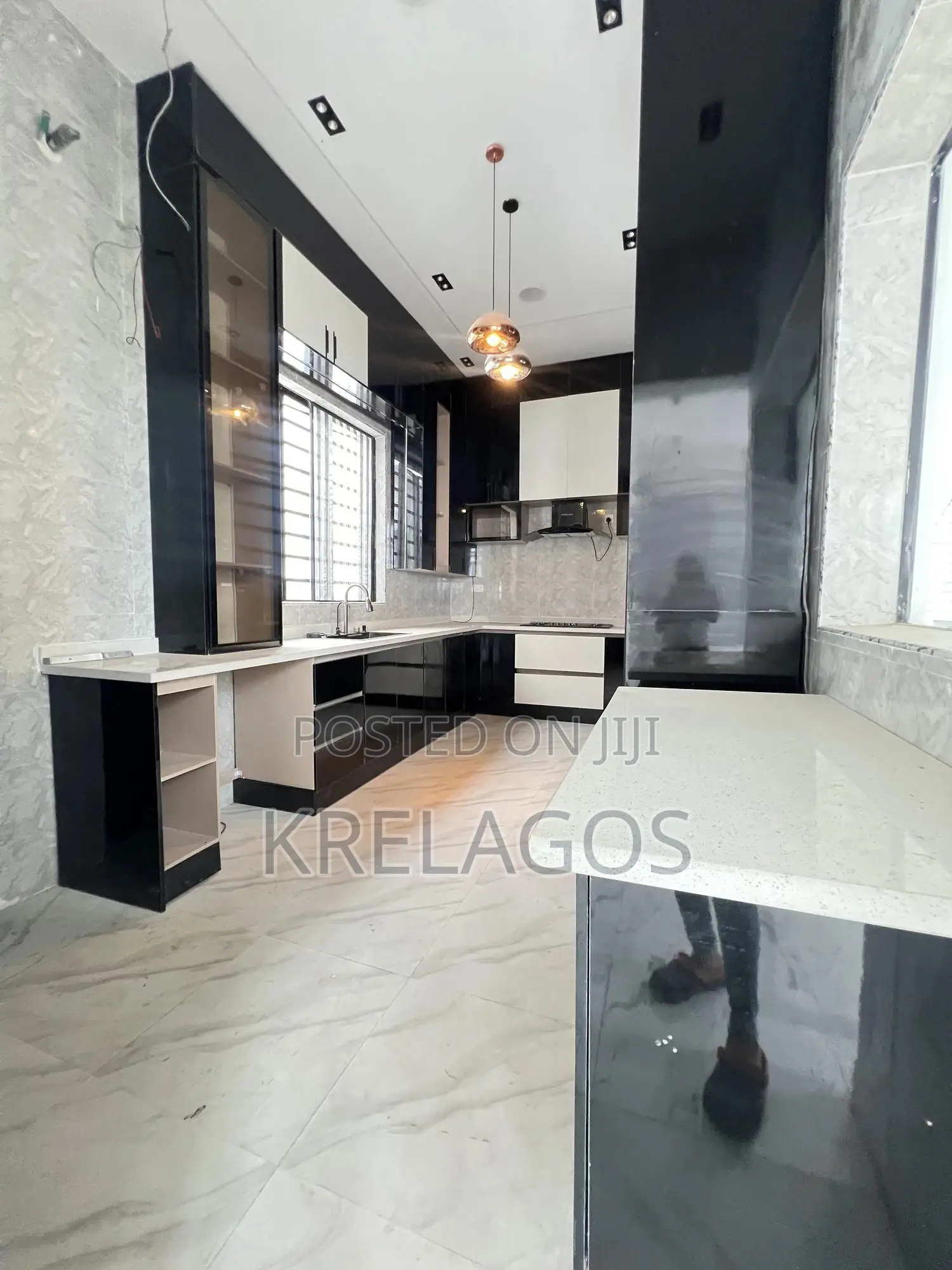 5bdrm Duplex in Chevron for sale
