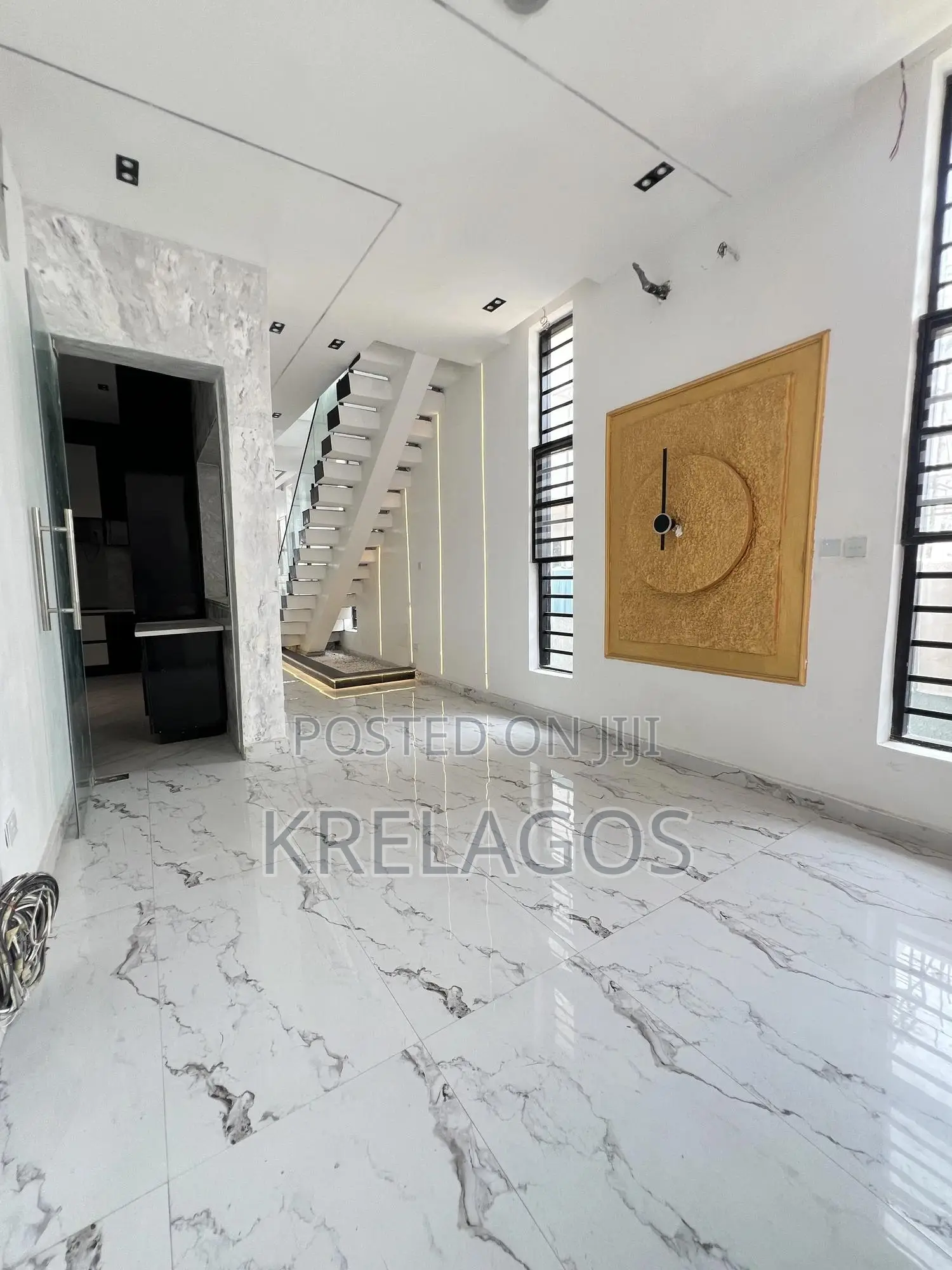 5bdrm Duplex in Chevron for sale