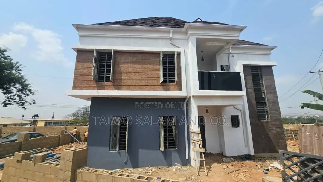 4bdrm Duplex in Jericho for sale