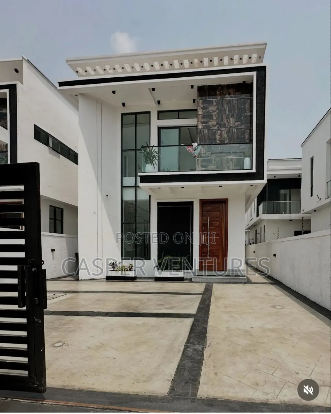 5bdrm Duplex in Chevron for sale