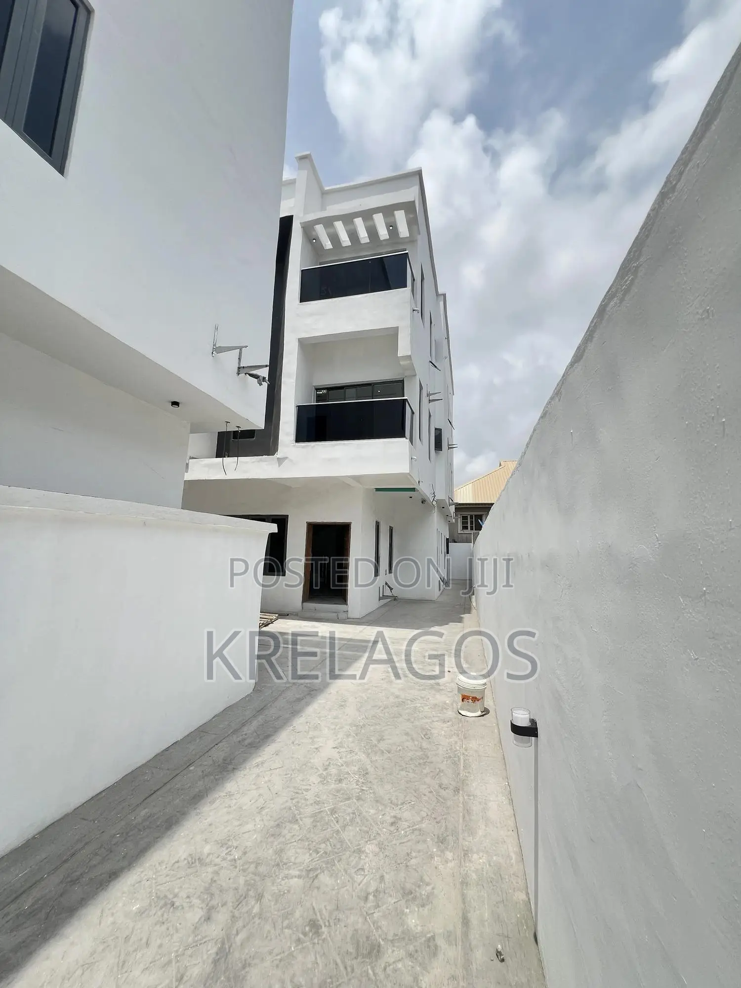 5bdrm Duplex in Ologolo for sale
