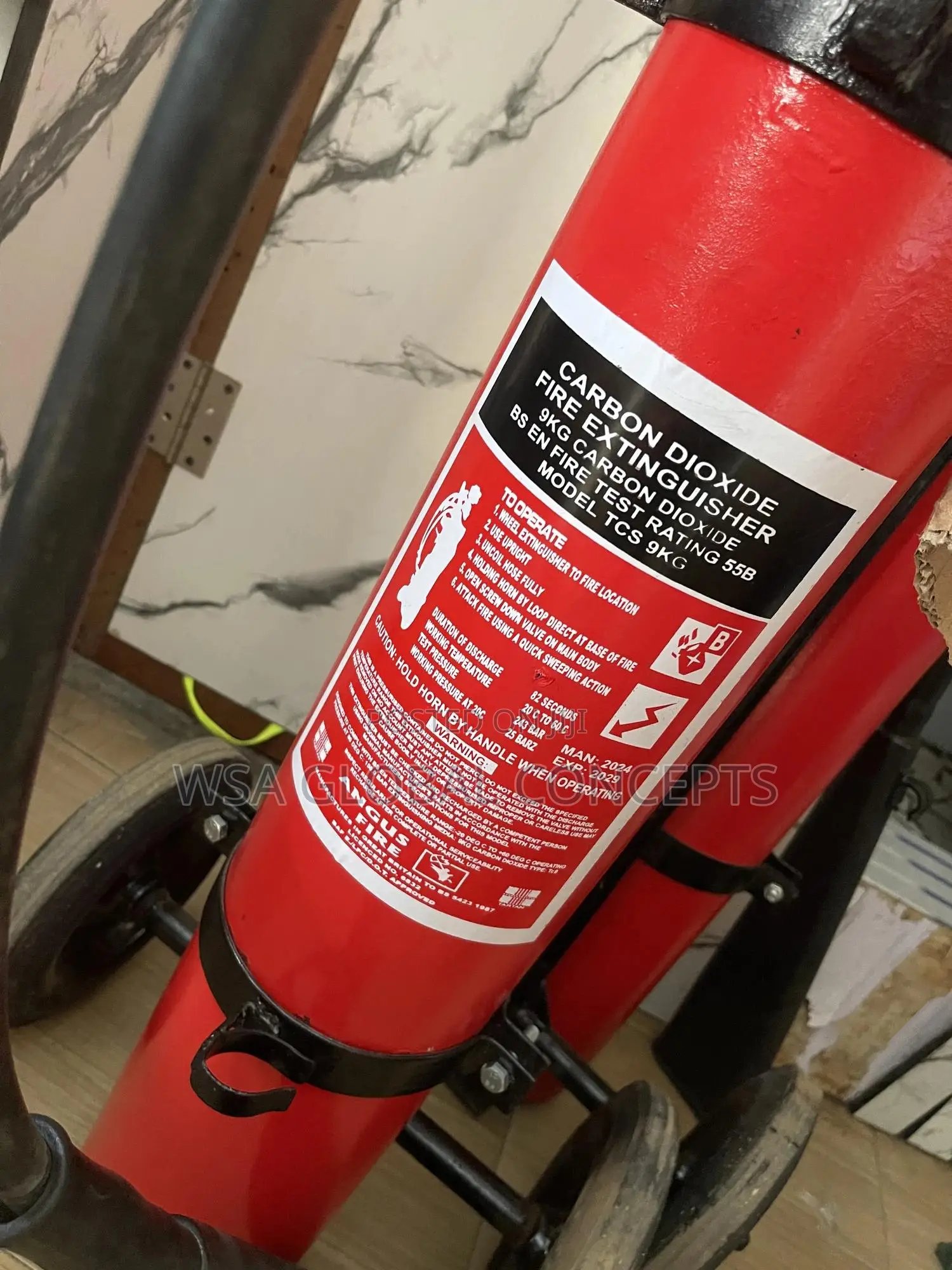 Angus 9kg Carbon Dioxide Fire Extinguisher With Wheels/Tyres